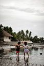 Kinderen op het strand in vissersdorpje in Filipijnen van Yvette Baur thumbnail