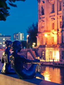 Berlin - DomAquarée bei Nacht, Skulptur an der Spree von Alexander Voss