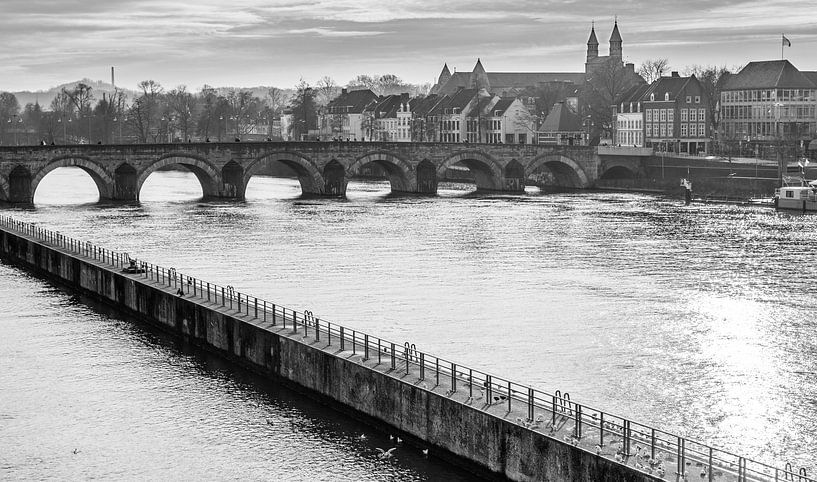 Maastricht - Sint Servaasbrug in zwart wit van Henk Verheyen