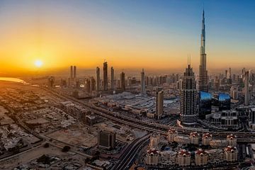 Dubai mit Burj Khalifa bei Sonnenaufgang von Dieter Meyrl