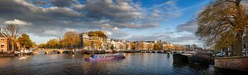 Amsterdam Amstel Panoramafoto mit Grachtenboot von Bert Rietberg