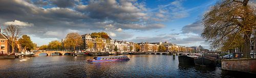 Amsterdam Amstel photo panoramique avec bateau sur le canal sur Bert Rietberg