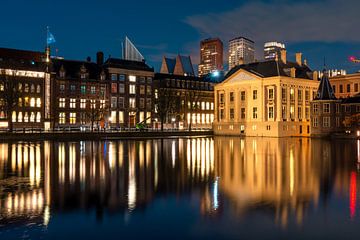 Binnenhof mit Hofvijver im Vordergrund und dem Mauritshuis auf der linken Seite. von Jolanda Aalbers