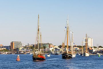 Zeilschepen op de Warnow tijdens de Hanse Sail in Rostock van Rico Ködder