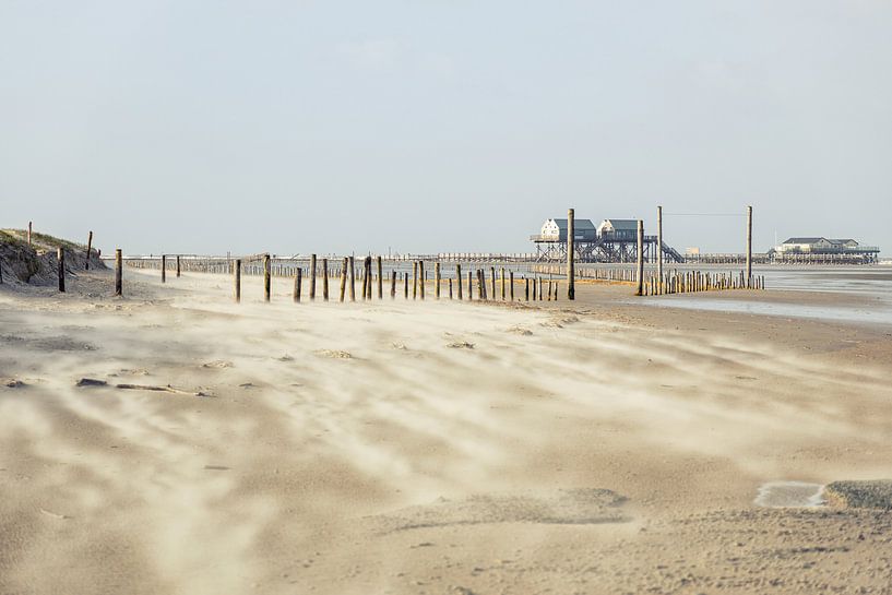 Zandverstuivingen op het strand in St. Peter-Ording van Annett Mirsberger