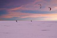 Kite surfers op de Gouwzee in de winter bij zonsondergang von Eye on You Miniaturansicht