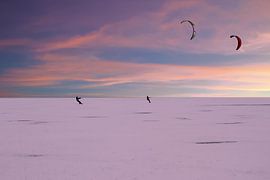Kite surfers op de Gouwzee in de winter bij zonsondergang by Eye on You