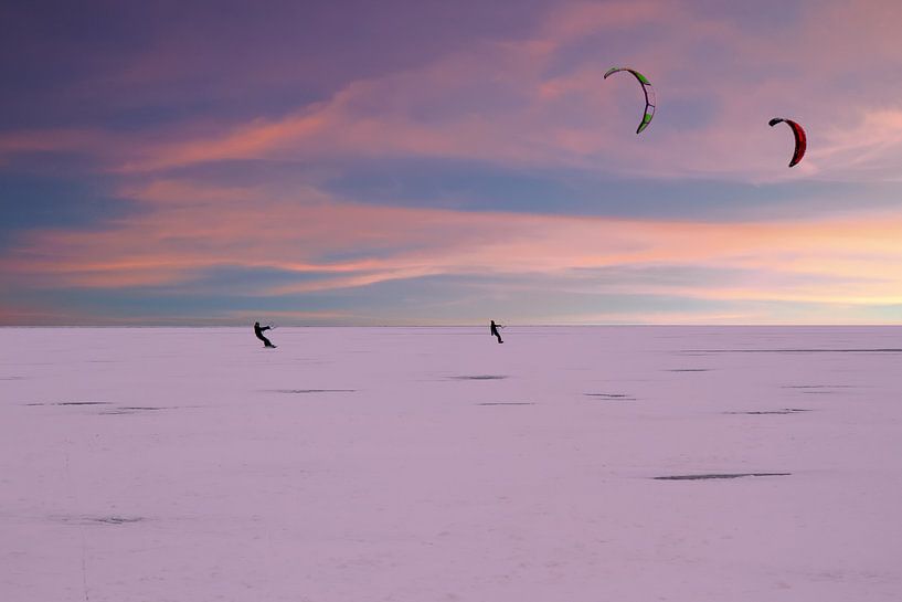 Kite surfers op de Gouwzee in de winter bij zonsondergang von Eye on You