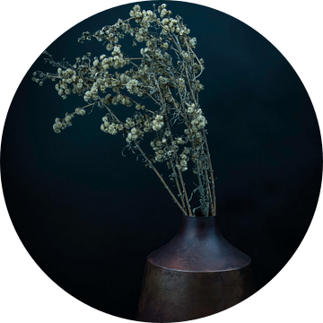 Modern stilleven droogbloemen in een vaas van Marjolein van Middelkoop