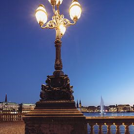 An der Lombardsbrücke in Hamburg, zur blauen Stunde von Marc Heiligenstein