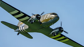 Flyby van een Douglas C-53D Skytrooper. van Jaap van den Berg