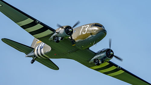 Flyby van een Douglas C-53D Skytrooper.