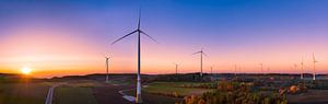 Windkraftanlagen während des Sonnenuntergangs im Herbst von Raphotography