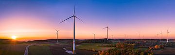 Windturbines tijdens zonsondergang in de herfst van Raphotography
