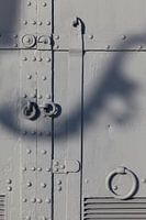 Photographie de voyage. Vieilles portes grises avec l'ombre d'un lampadaire