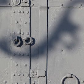 Reisfotografie. Oude, grijze deuren met schaduw van straatlantaarn van Danielle Roeleveld