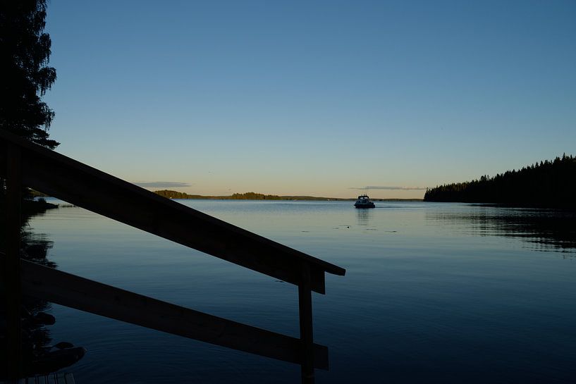 Baugerüst an einem finnischen See von Jan Verschoor