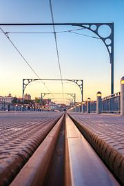 Eisenbahnbrücke bei Sonnenuntergang in Porto von Fotografiecor .nl
