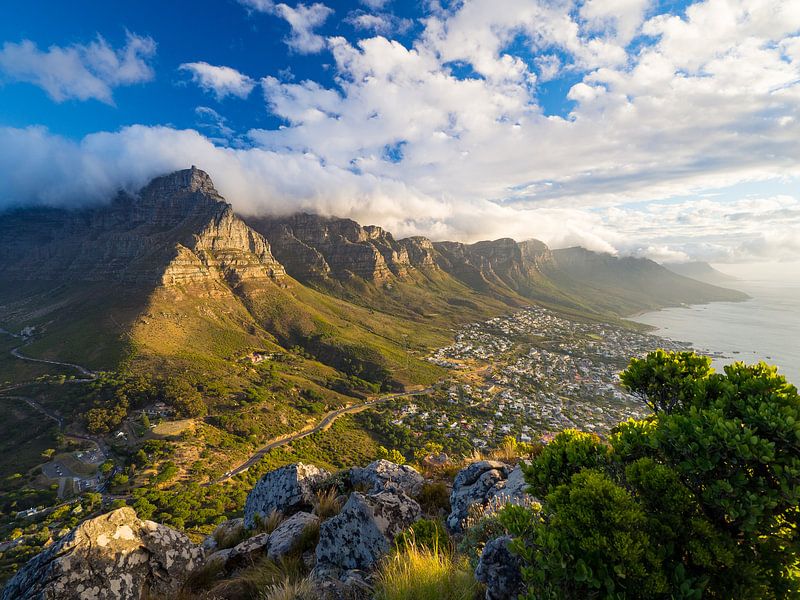 Tafelberg bij zonsondergang gezien vanaf de Lion's Head, Kaapstad van Teun Janssen