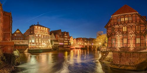 Oude binnenstad van Lüneburg in Nedersaksen bij avond