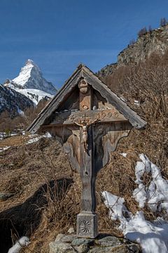 Houten kruis op het Edelweisspad bij Zermatt van t.ART