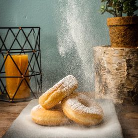 Donuts au sucre en poudre sur Boy van Mourik