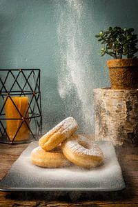 Donuts au sucre en poudre sur Boy van Mourik