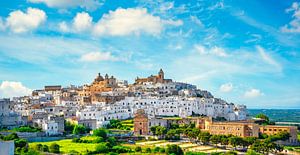 Ostuni, de witte stad. Apulië, Italië. van Stefano Orazzini