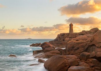 Lever du soleil au phare Le Phare Mean Ruz, Ploumanac'h