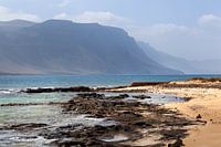 Ruige kust van Caleto de Sebo op het eiland La Graciosa van Lanzarote