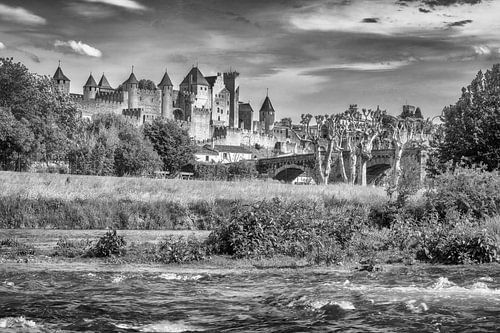 De stad Carcassonne in Frankrijk in een prachtig landschap in zwart-wit