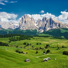 Alpe de Siusi dans le Tyrol du Sud avec le groupe du Langkofel en arrière-plan sur Reiner Würz / RWFotoArt