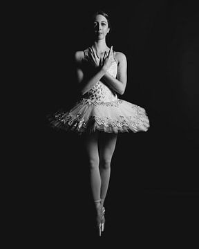 Danseuse de ballet avec tutu blanc en noir et blanc, debout 02 sur FotoDennis.com | Werk op de Muur