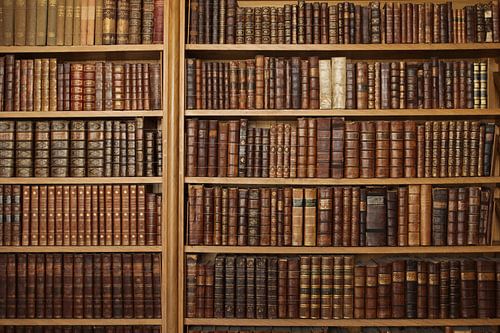 Boekenkast met oude boeken