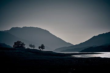 Silhouette d'un paysage de montagne dans les tons bleus sur 28Art - Yorda