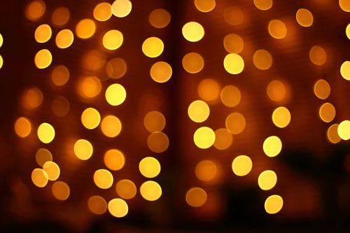 Des boules de lumière chaudes dans le flou