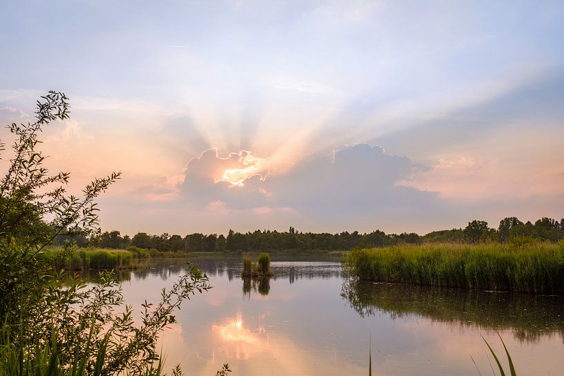 Sonne hinter Wolken über dem Teich von Johan Vanbockryck