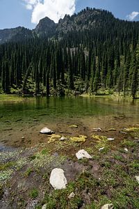 Un lac entre les montagnes au Kirghizstan sur Mickéle Godderis