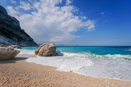 Zeezicht bij Cala Goloritzé Sardinië Italië