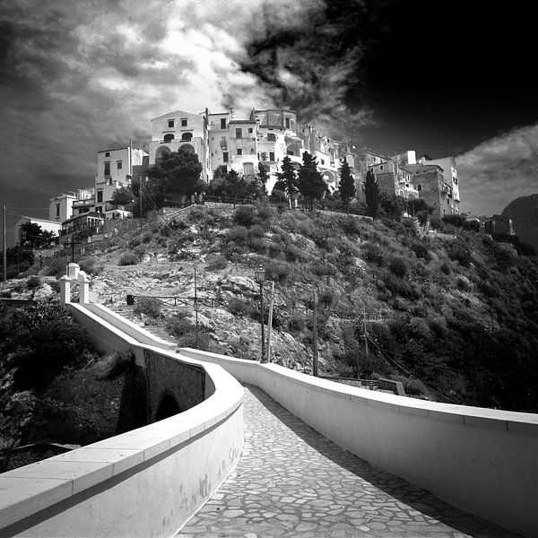 Dorp in Zuid-Italië (zwart-wit) van Rob Blok