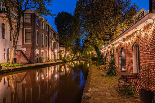 Rustige herfstavond langs de Oudegracht in Utrecht