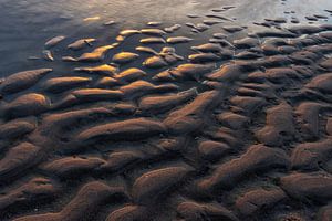 Zandribbels op het strand tijdens het gouden uurtje