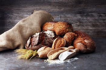 Verschillende soorten brood en broodjes op een bakkersposter