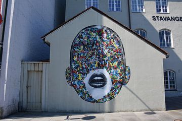 Street Art in Stavanger Noorwegen, enorm hoofd van My Footprints