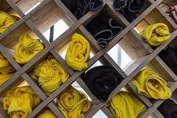 Handdoeken in geel en zwart. van Huub de Bresser