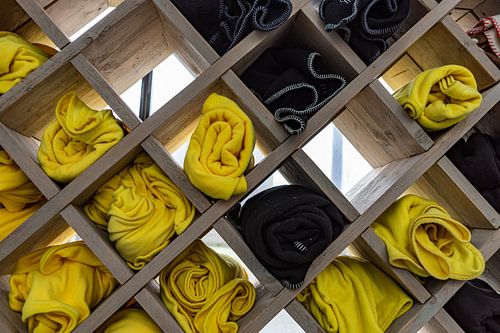 Serviettes de bain en jaune et noir.