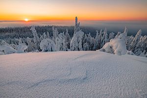 Blick auf Sonnenuntergang und Winterlandschaft