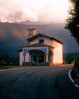 kerk tijdens zonzondergang in italie