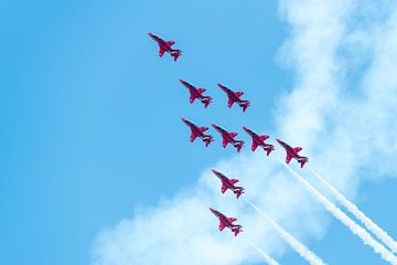 Upside down formation by the Red Arrows von Wim Stolwerk