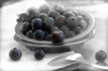 Wild fruits on the table sur Tanja Riedel